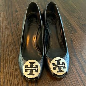 Tory Burch open toe wedge heel Black leather 8.5 silver logo